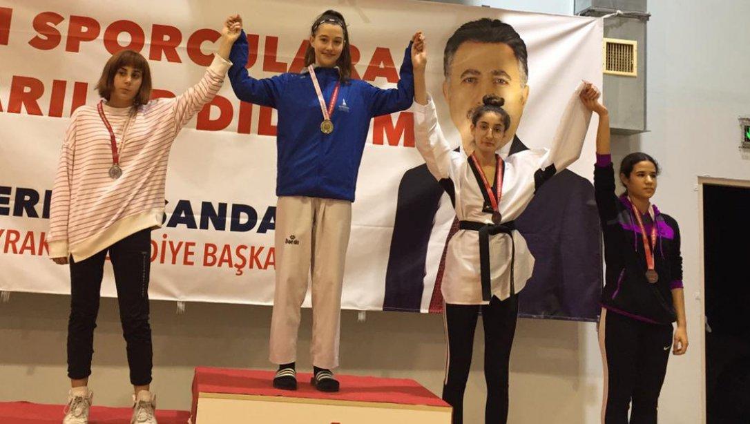 Büyükçiğli Anadolu Lisesi Öğrencimiz Miray TUNA Okullar Arası Tekvando İzmir Şampiyonası-Genç Bayanlar İl 1. si Olmuştur.