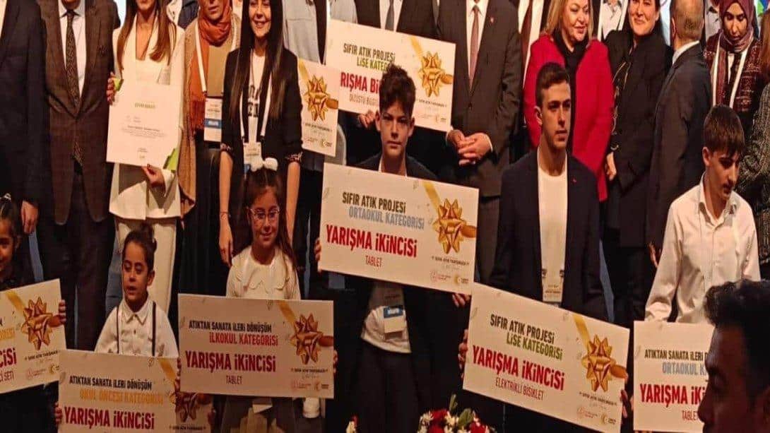 Mehmet Hikmet Kaşerci Ortaokul 6. Sınıf öğrencisi Berat Ege GEÇDOĞAN Türkiye ikincisi olarak bizleri ve İzmir'imizi gururlandırmıştır.
