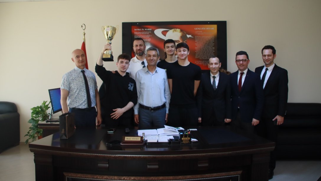 İzmir Çiğli Bilim Doğa Anadolu Lisesi Genç Erkek (A) Basketbol Takımımız 2024 Okul Sporları Basketbol Gençler Türkiye Şampiyonu oldu. 