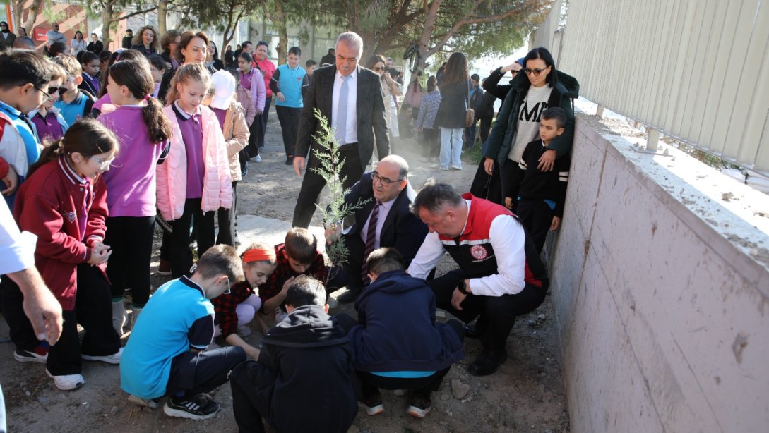 Egekent İlkokulu Açılış Hazırlıkları Kapsamında Okul Bahçesinde Fidan Dikim Etkinliği Yapıldı.