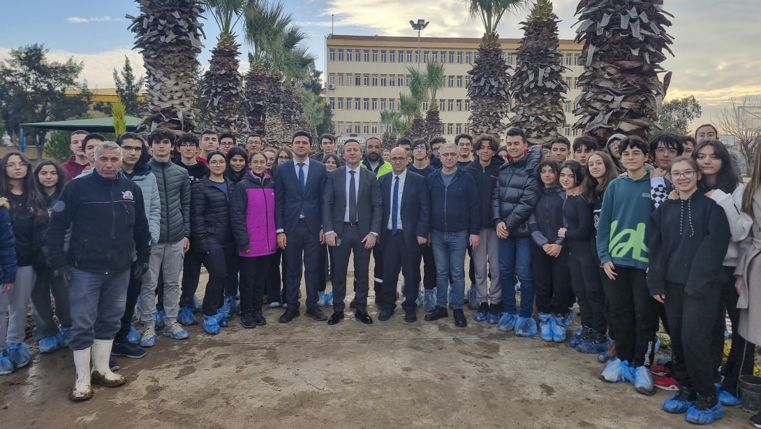 Çiğli Fen Lisesi'nde Çiğli Kaymakamı Sayın Fatih GÖRMÜŞ ve İlçe Milli Eğitim Müdürümüz Şuayip ÜNER'in katılımıyla Atatürk Köşesi'nin açılışı yapıldı. Ardından fidan dikim etkinliği düzenlendi.